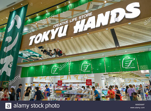 singapour-circa-avril-2019-tokyu-hands-brandname-sur-entree-d-un-magasin-a-l-aeroport-de-changi-jewel-ww5nwf